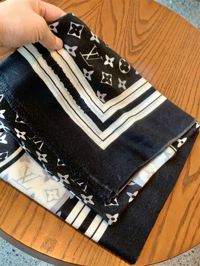 루이비통 루이비통 모노그램 체크 캐시미어 스카프 블랙 화이트 레플리카 7번 이미지 - 악세사리 | 세미샵 레플리카 사이트