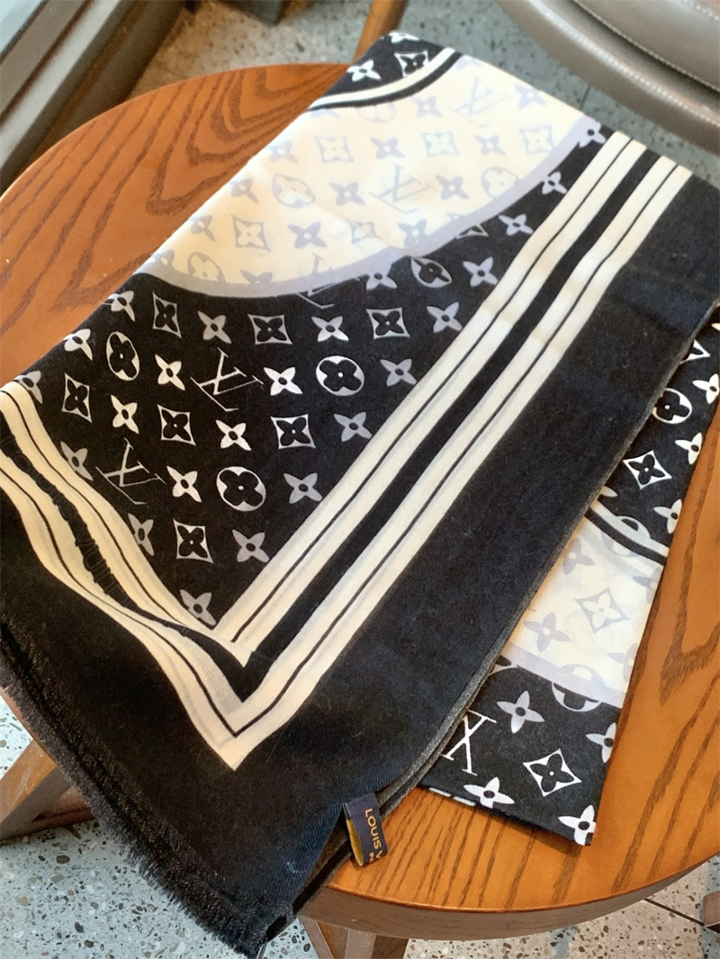 루이비통 루이비통 모노그램 체크 캐시미어 스카프 블랙 화이트 레플리카 10번 이미지 - 악세사리 | 세미샵 레플리카 사이트