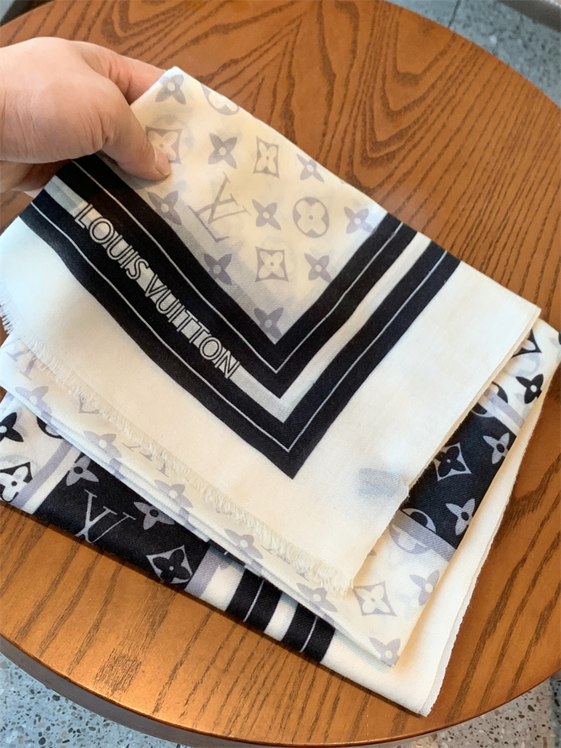 루이비통 루이비통 모노그램 체크 캐시미어 스카프 화이트 블랙 레플리카 2번 이미지 - 악세사리 | 세미샵 레플리카 사이트