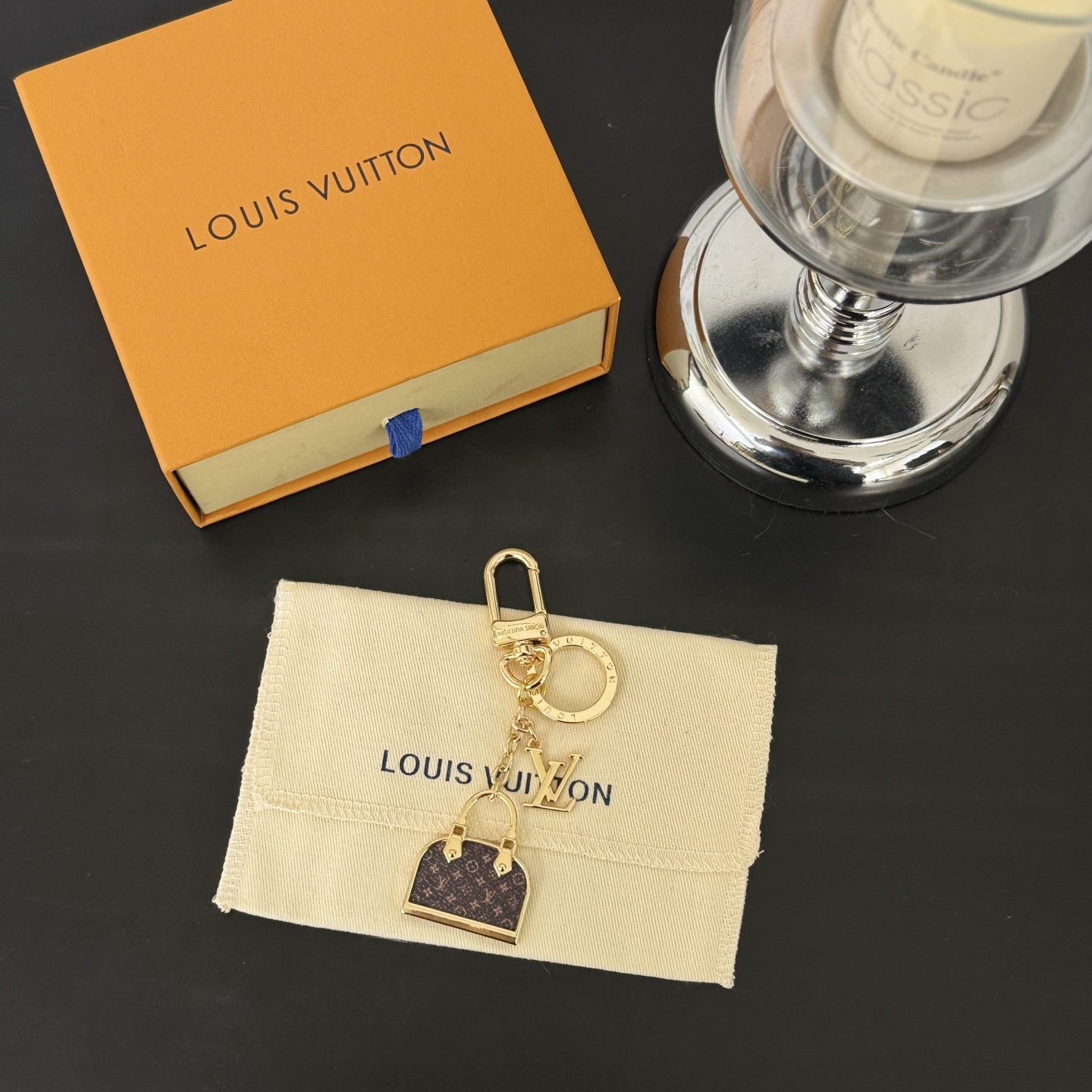 루이비통 루이비통 알마 백 참 & 키 홀더 레플리카 2번 이미지 - 악세사리 | 세미샵 레플리카 사이트