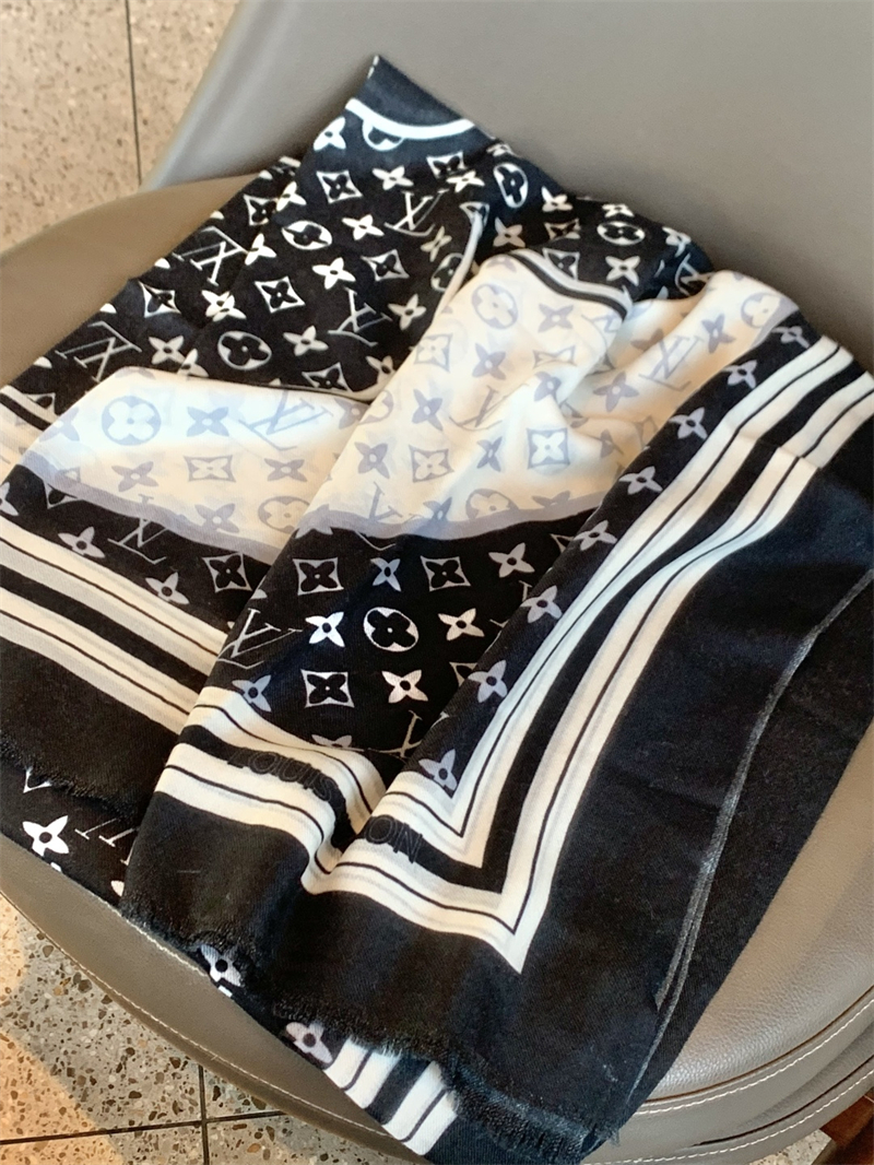 루이비통 루이비통 모노그램 체크 캐시미어 스카프 블랙 화이트 레플리카 2번 이미지 - 악세사리 | 세미샵 레플리카 사이트