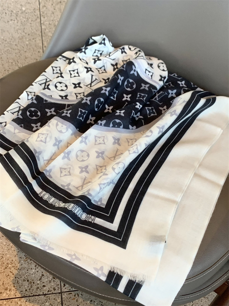 루이비통 루이비통 모노그램 체크 캐시미어 스카프 화이트 블랙 레플리카 8번 이미지 - 악세사리 | 세미샵 레플리카 사이트