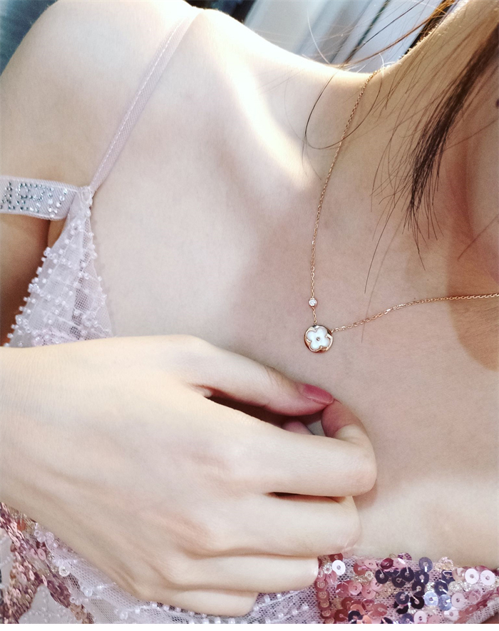 루이비통 컬러 블라썸 썬 목걸이 Q93520 - 상세 이미지