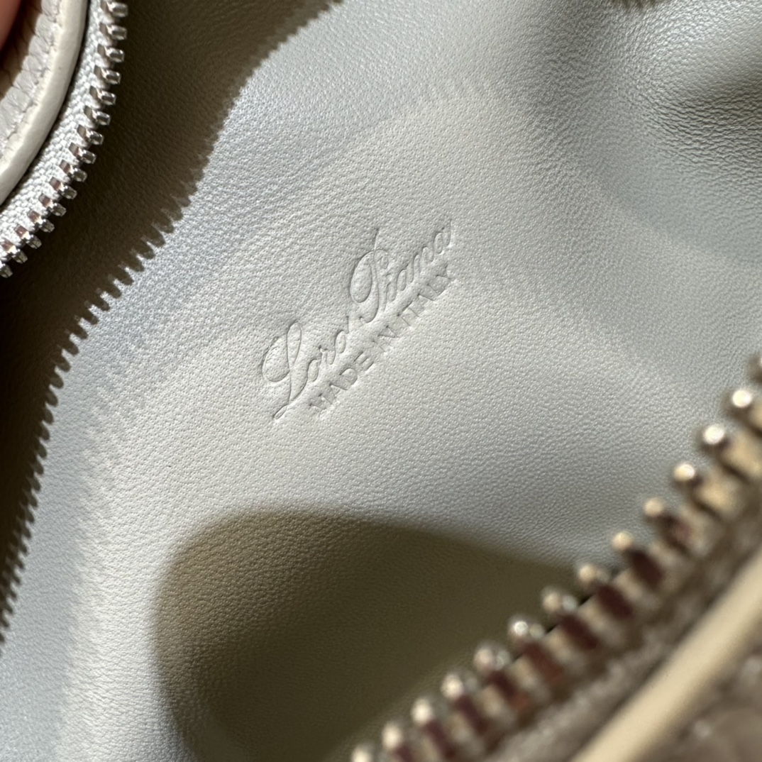 로로피아나 로로피아나 엑스트라 포켓 파우치 L19 레플리카 8번 이미지 - Bag | 세미샵 레플리카 사이트