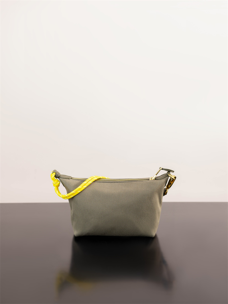 미우미우 미우미우 개버딘 파우치 올리브 그린 5NE841 레플리카 11번 이미지 - Bag | 세미샵 레플리카 사이트