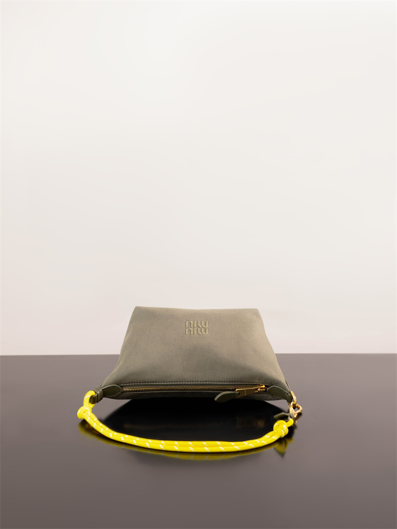 미우미우 미우미우 개버딘 파우치 올리브 그린 5NE841 레플리카 16번 이미지 - Bag | 세미샵 레플리카 사이트
