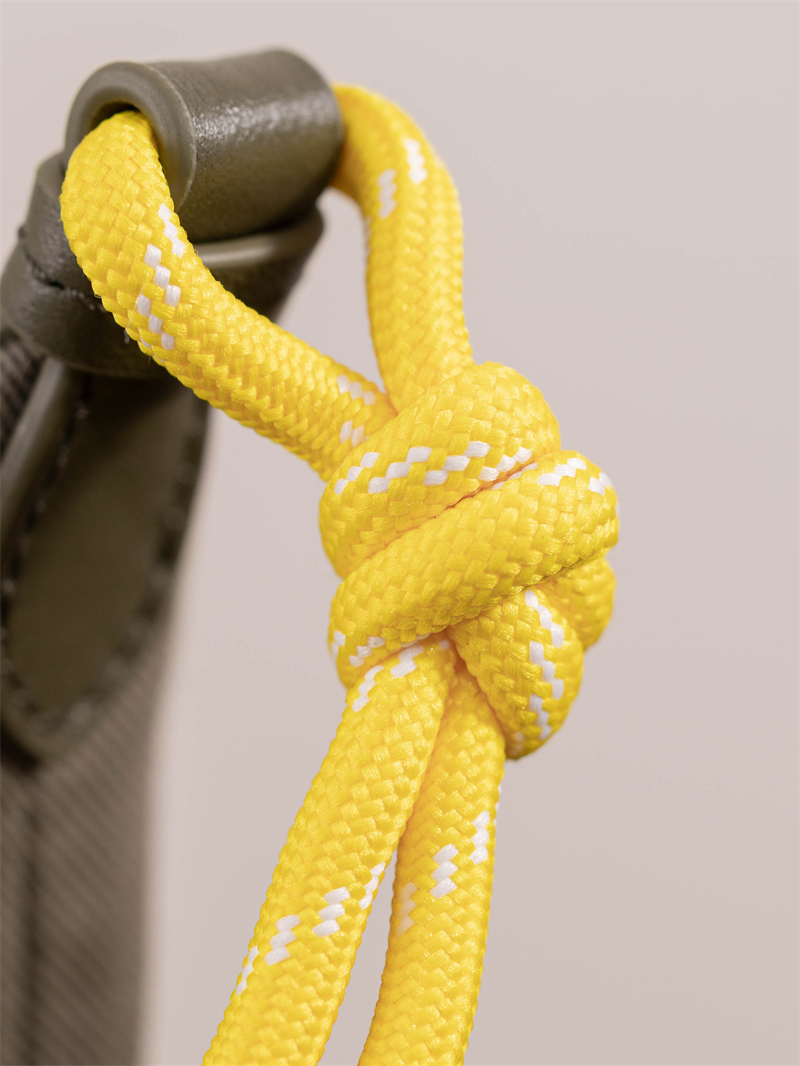 미우미우 미우미우 개버딘 파우치 올리브 그린 5NE841 레플리카 22번 이미지 - Bag | 세미샵 레플리카 사이트