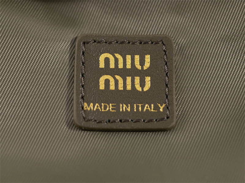 미우미우 미우미우 개버딘 파우치 올리브 그린 5NE841 레플리카 23번 이미지 - Bag | 세미샵 레플리카 사이트
