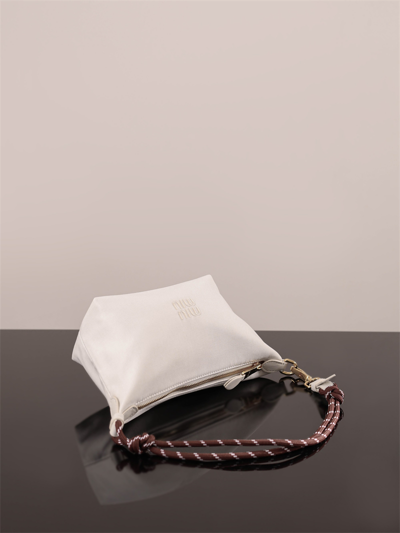 미우미우 미우미우 개버딘 파우치 화이트 5NE841 레플리카 19번 이미지 - Bag | 세미샵 레플리카 사이트