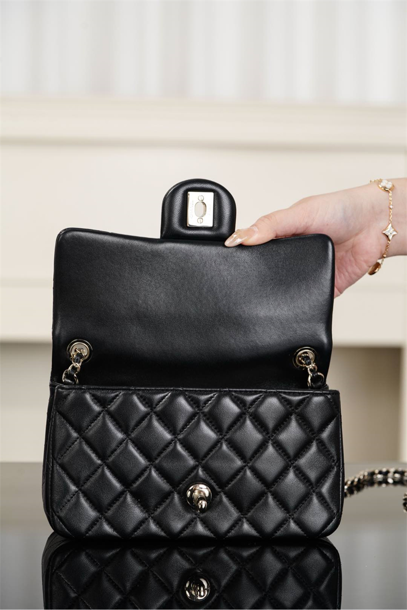 샤넬 샤넬 25K 골드볼 클래식 플랩백 미니 블랙 레플리카 2번 이미지 - Bag | 세미샵 레플리카 사이트