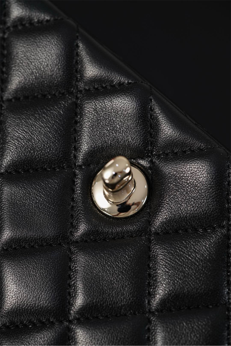 샤넬 샤넬 25K 골드볼 클래식 플랩백 미니 블랙 레플리카 4번 이미지 - Bag | 세미샵 레플리카 사이트