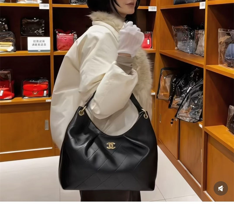 샤넬 샤넬 26C 맥시 호보백 블랙 그레인드 카프스킨 골드 메탈 레플리카 3번 이미지 - Bag | 세미샵 레플리카 사이트