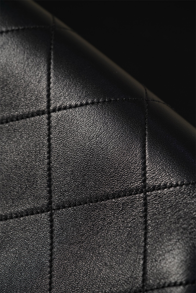 샤넬 샤넬 26C 맥시 호보백 블랙 그레인드 카프스킨 골드 메탈 레플리카 18번 이미지 - Bag | 세미샵 레플리카 사이트