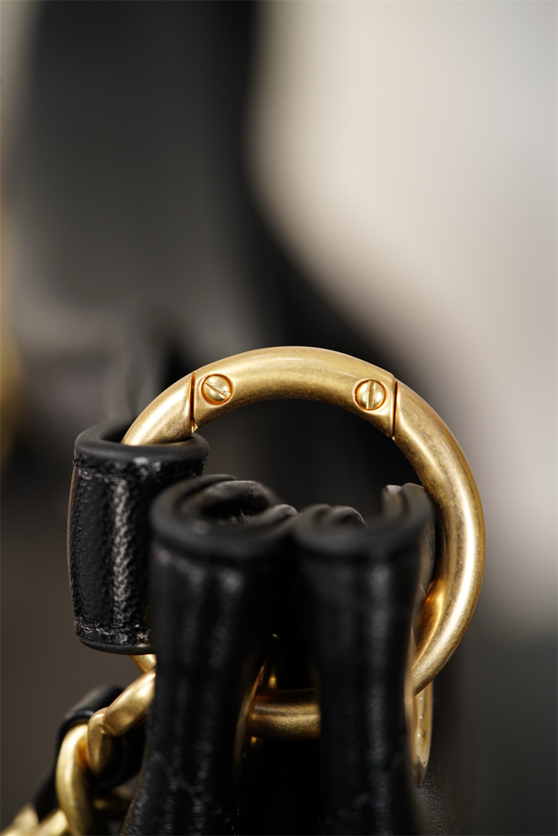 샤넬 샤넬 26C 맥시 호보백 블랙 그레인드 카프스킨 골드 메탈 레플리카 20번 이미지 - Bag | 세미샵 레플리카 사이트