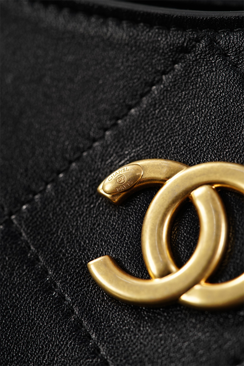 샤넬 샤넬 26C 맥시 호보백 블랙 그레인드 카프스킨 골드 메탈 레플리카 21번 이미지 - Bag | 세미샵 레플리카 사이트