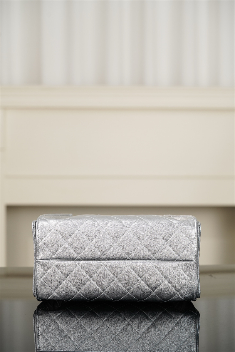 샤넬 샤넬 26C 25 스몰 핸드백 실버 메탈릭 그레인드 카프스킨 레플리카 19번 이미지 - Bag | 세미샵 레플리카 사이트