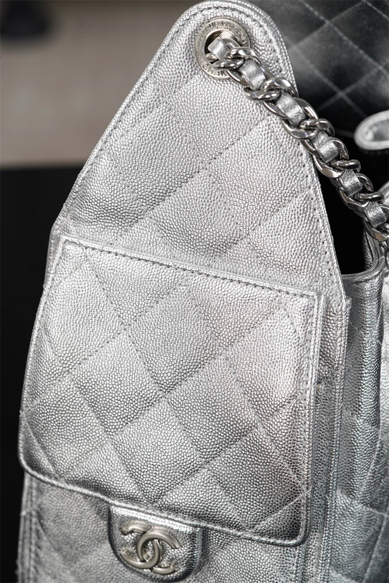 샤넬 샤넬 26C 25 스몰 핸드백 실버 메탈릭 그레인드 카프스킨 레플리카 6번 이미지 - Bag | 세미샵 레플리카 사이트