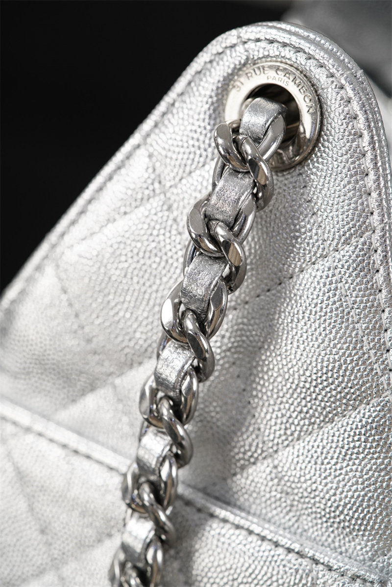 샤넬 샤넬 26C 25 스몰 핸드백 실버 메탈릭 그레인드 카프스킨 레플리카 2번 이미지 - Bag | 세미샵 레플리카 사이트