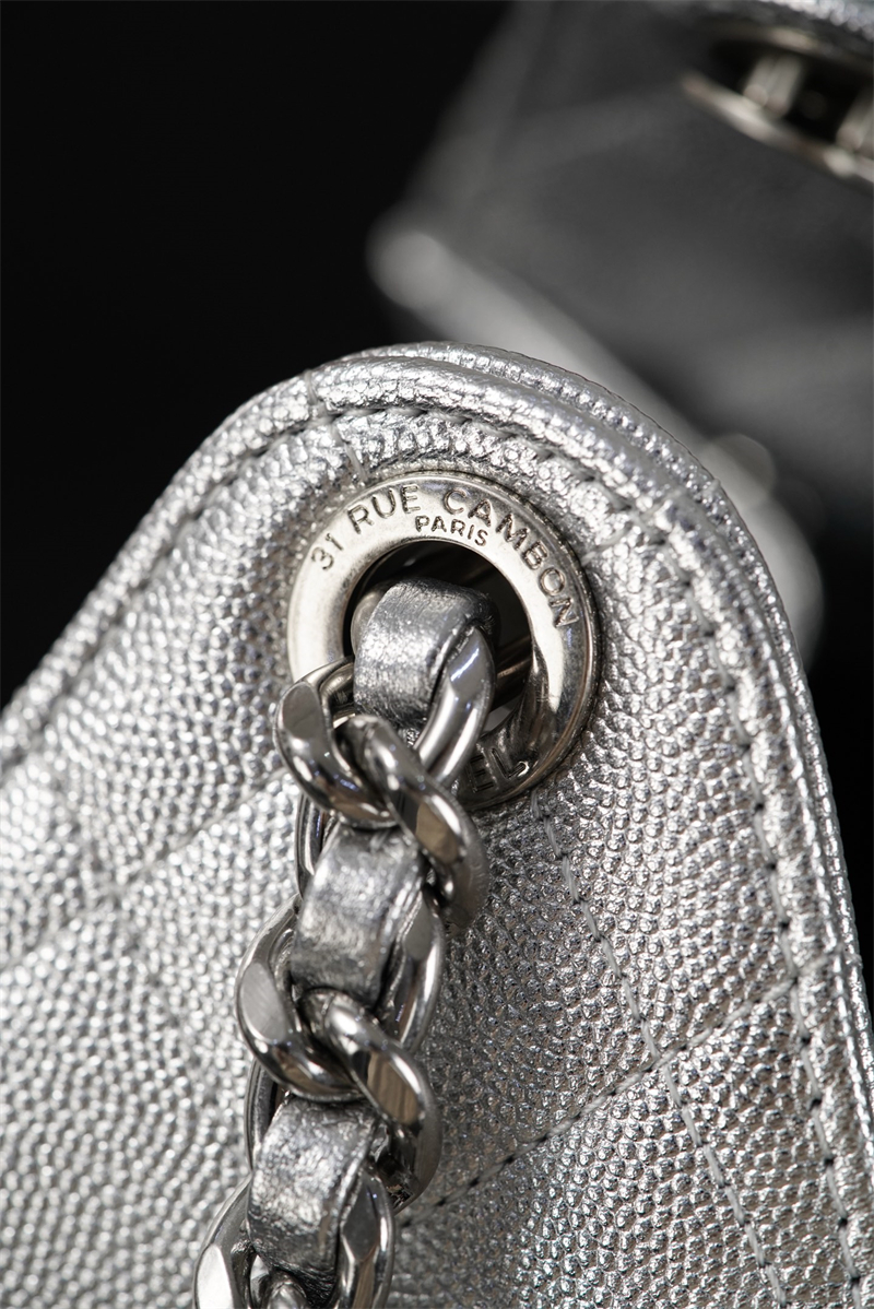 샤넬 샤넬 26C 25 스몰 핸드백 실버 메탈릭 그레인드 카프스킨 레플리카 8번 이미지 - Bag | 세미샵 레플리카 사이트