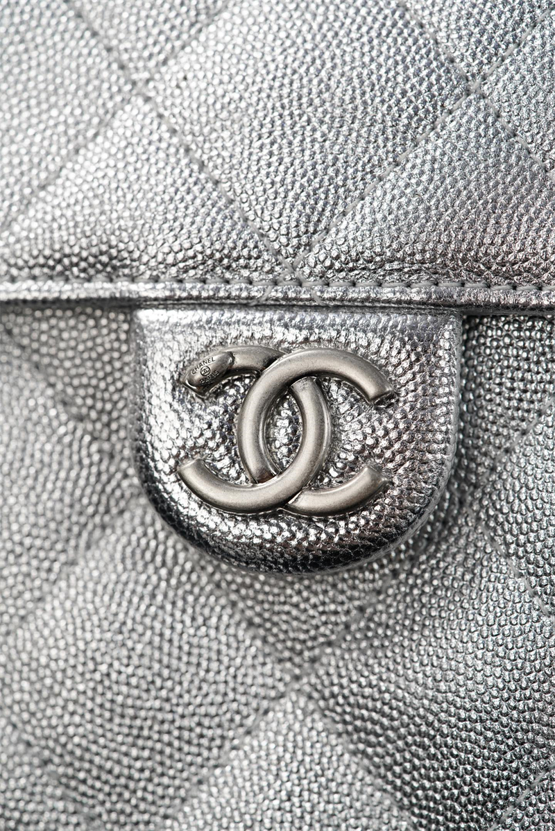 샤넬 샤넬 26C 25 스몰 핸드백 실버 메탈릭 그레인드 카프스킨 레플리카 12번 이미지 - Bag | 세미샵 레플리카 사이트