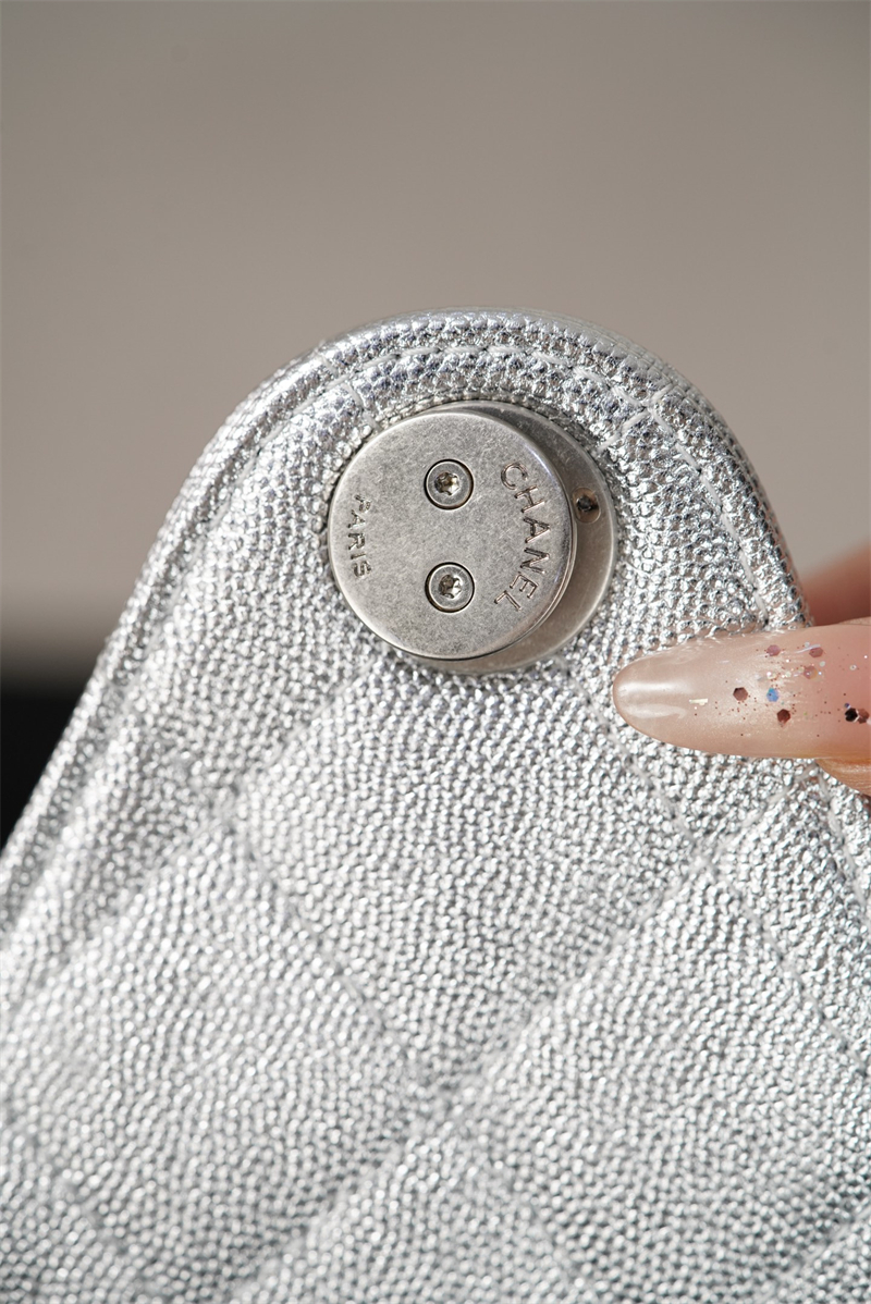 샤넬 샤넬 26C 25 스몰 핸드백 실버 메탈릭 그레인드 카프스킨 레플리카 10번 이미지 - Bag | 세미샵 레플리카 사이트