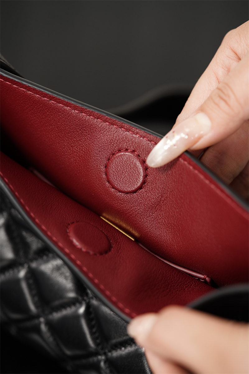 샤넬 샤넬 26X 홀리데이 퀼팅 크리스마스 에디션 호보백 레플리카 21번 이미지 - Bag | 세미샵 레플리카 사이트