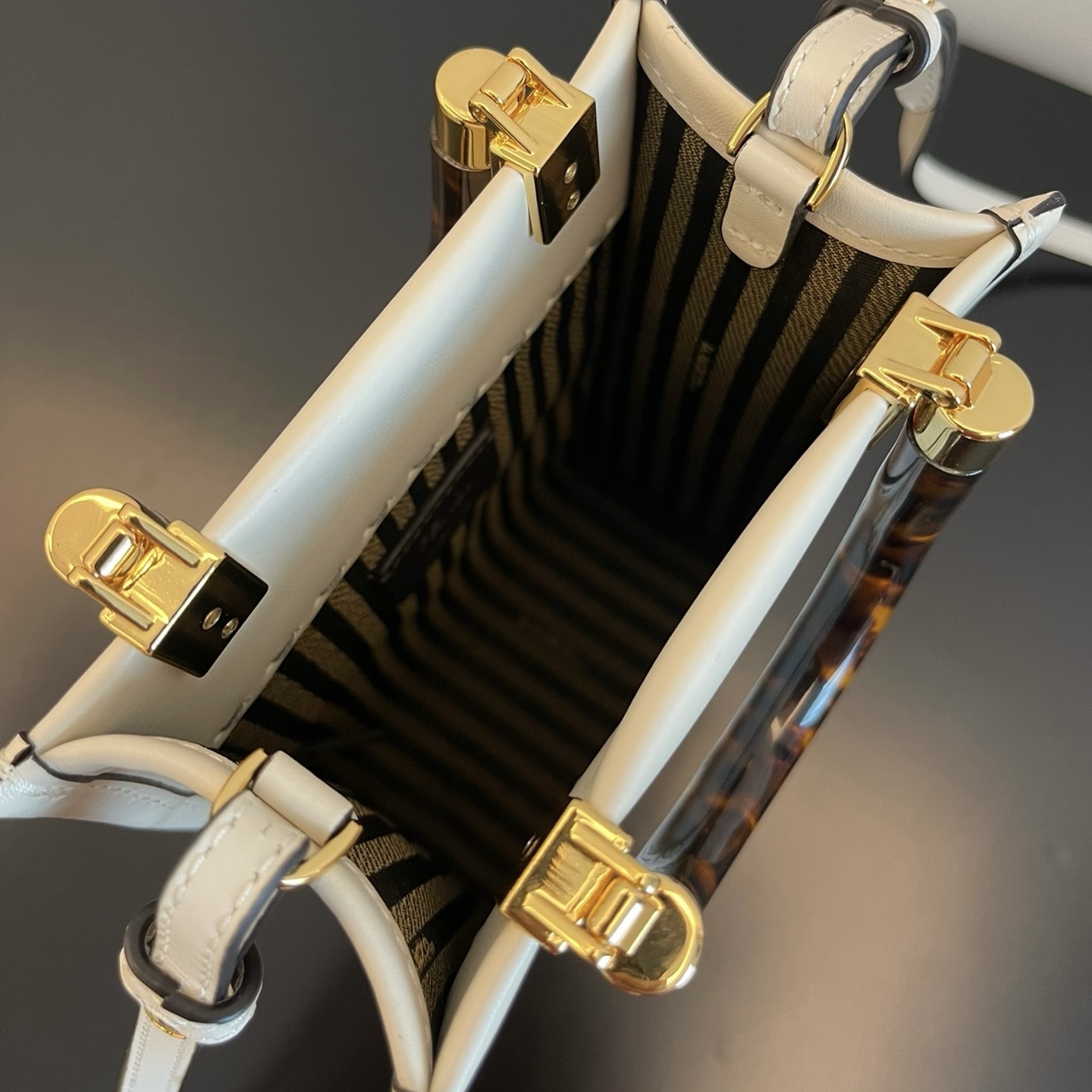 펜디 펜디 미니 션샤인 쇼퍼백 레플리카 6번 이미지 - Bag | 세미샵 레플리카 사이트