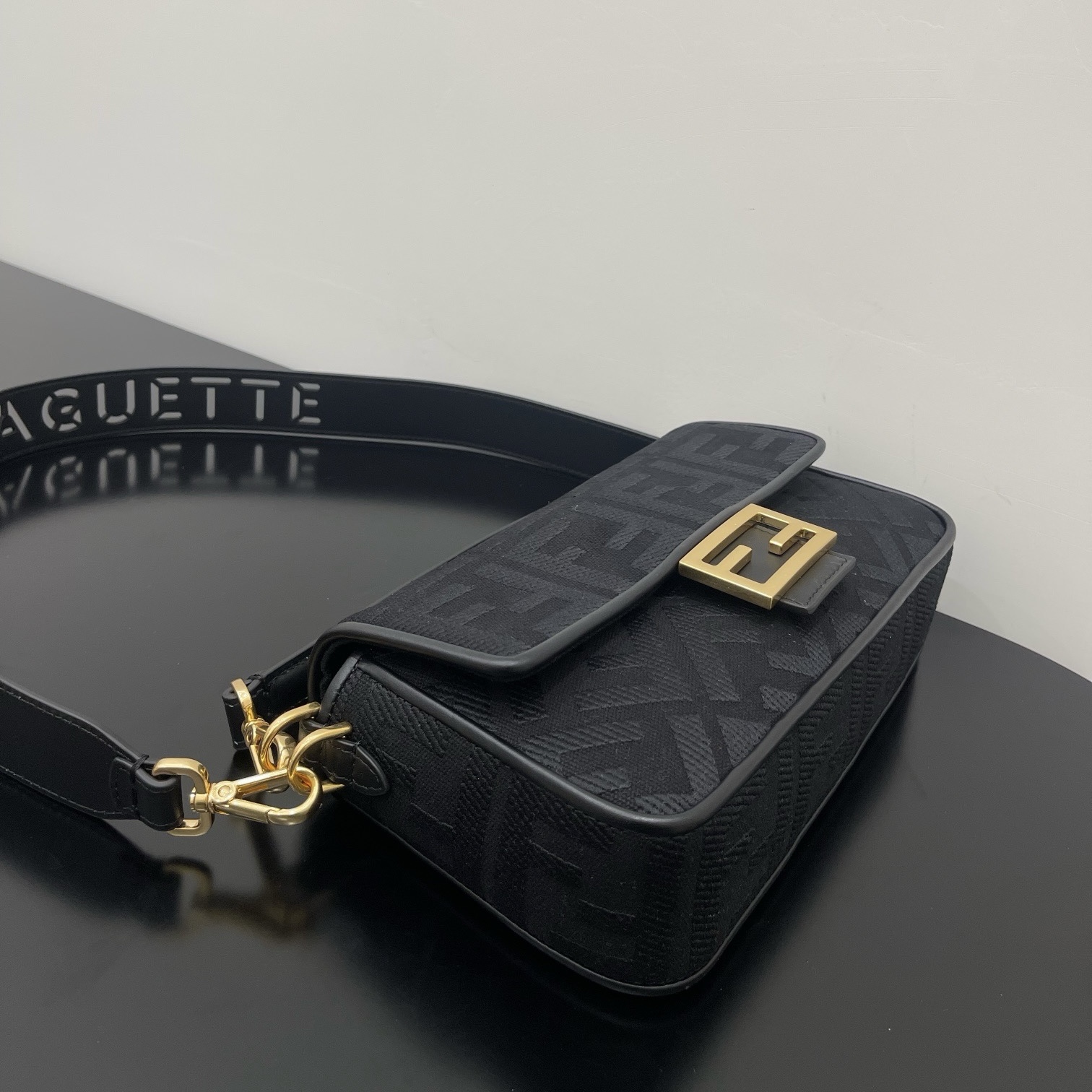 펜디 펜디 미디움 바게뜨 FF 3D 엠보스드 레플리카 3번 이미지 - Bag | 세미샵 레플리카 사이트