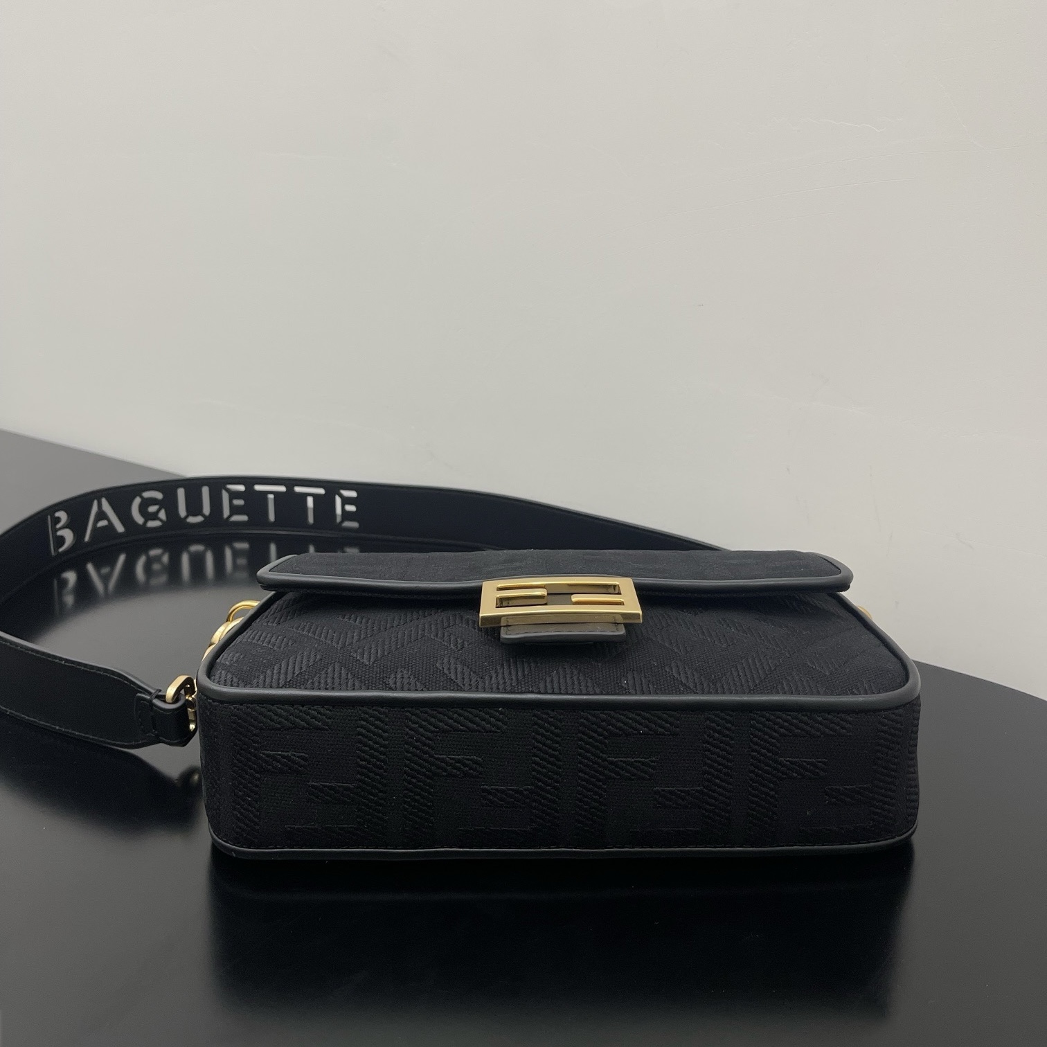 펜디 펜디 미디움 바게뜨 FF 3D 엠보스드 레플리카 4번 이미지 - Bag | 세미샵 레플리카 사이트