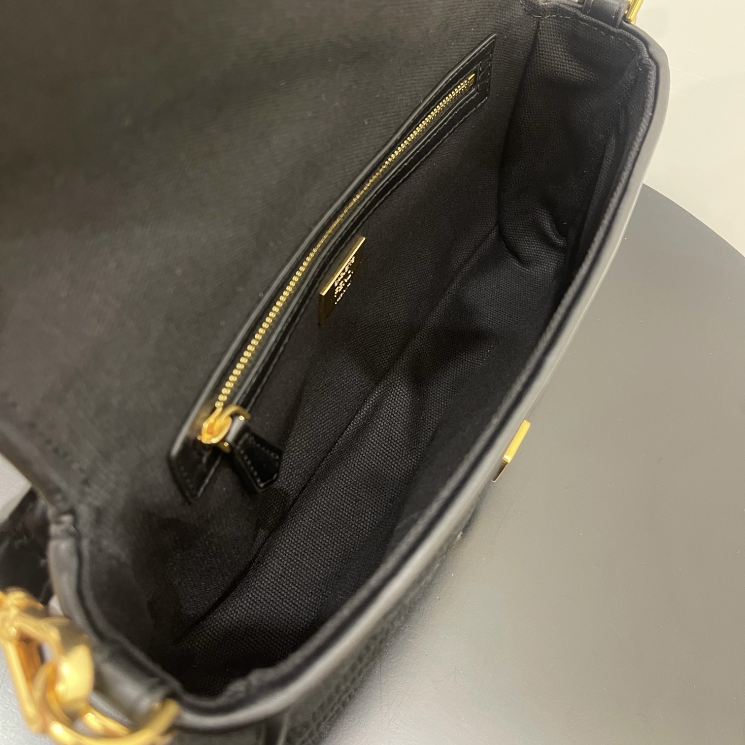 펜디 펜디 미디움 바게뜨 FF 3D 엠보스드 레플리카 6번 이미지 - Bag | 세미샵 레플리카 사이트