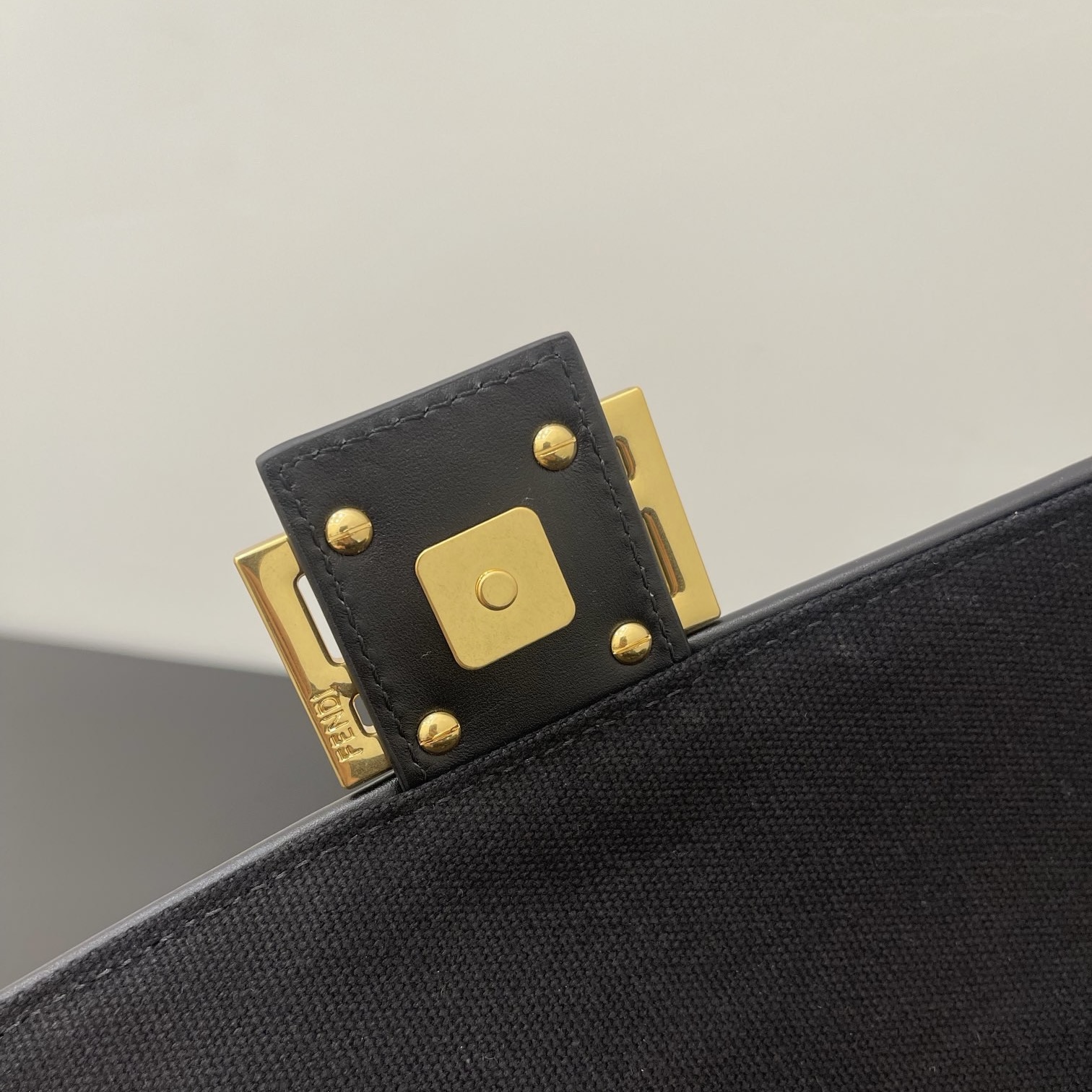 펜디 펜디 미디움 바게뜨 FF 3D 엠보스드 레플리카 7번 이미지 - Bag | 세미샵 레플리카 사이트