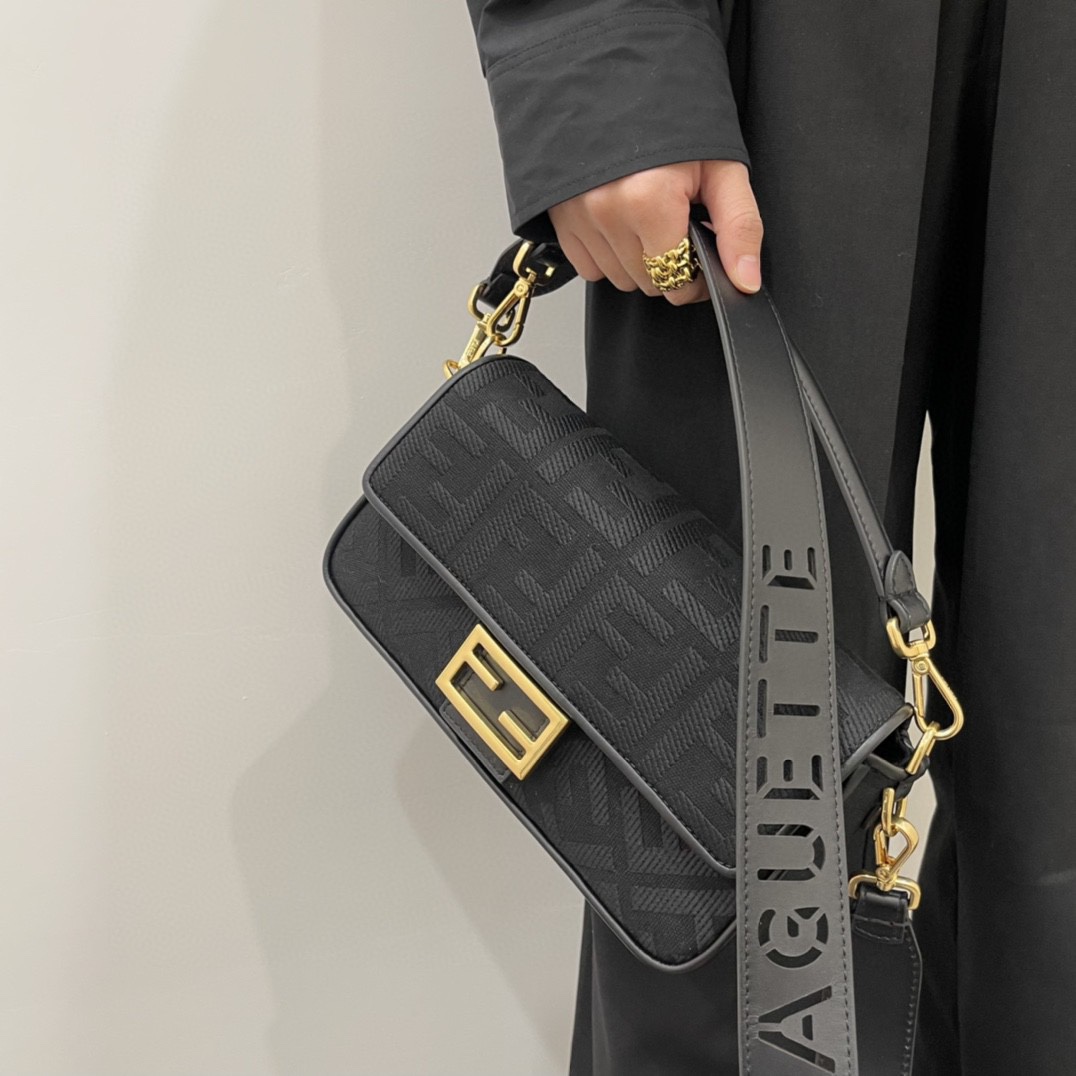 펜디 펜디 미디움 바게뜨 FF 3D 엠보스드 레플리카 8번 이미지 - Bag | 세미샵 레플리카 사이트