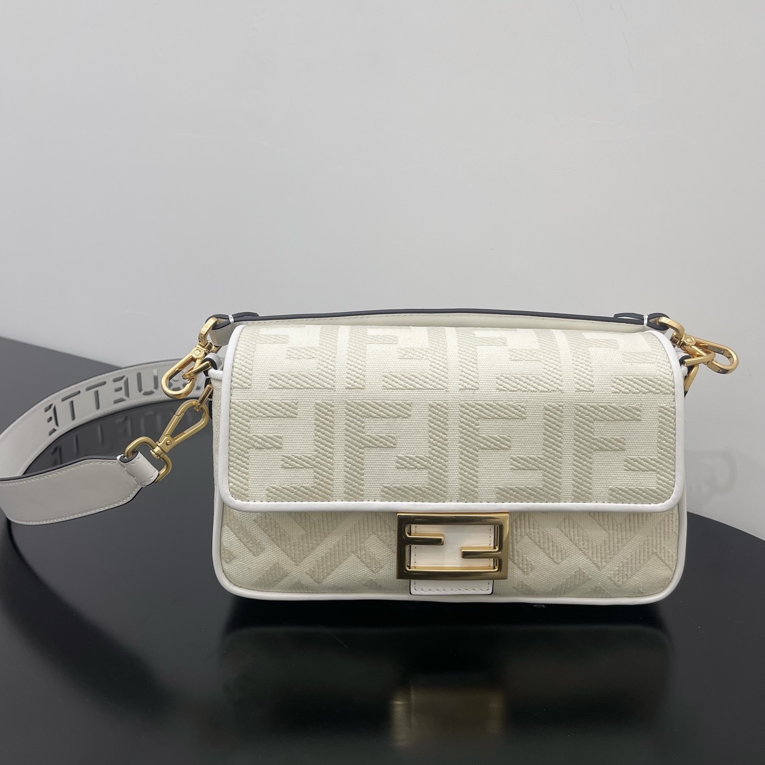 펜디 펜디 미디움 바게뜨 FF 3D 엠보스드 레플리카 1번 이미지 - Bag | 세미샵 레플리카 사이트