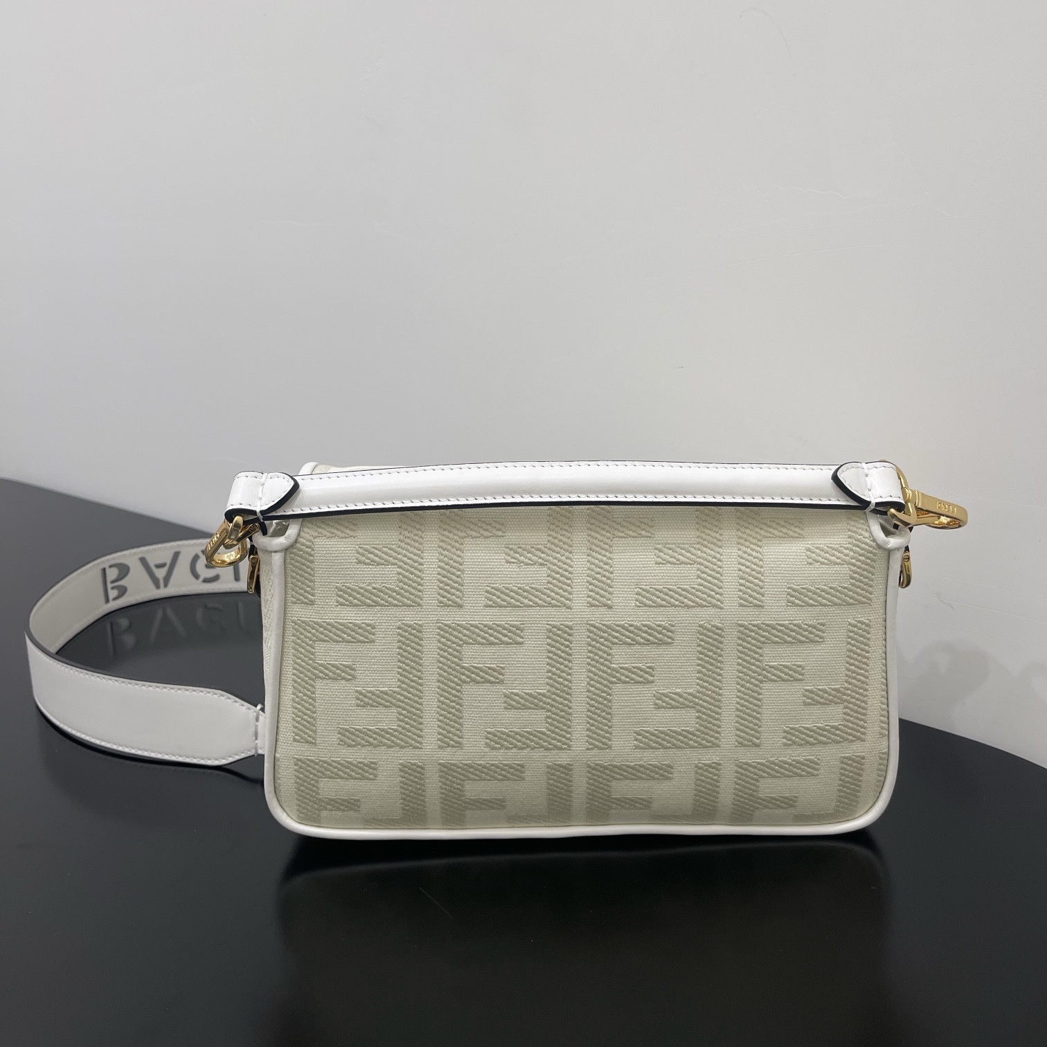 펜디 펜디 미디움 바게뜨 FF 3D 엠보스드 레플리카 2번 이미지 - Bag | 세미샵 레플리카 사이트