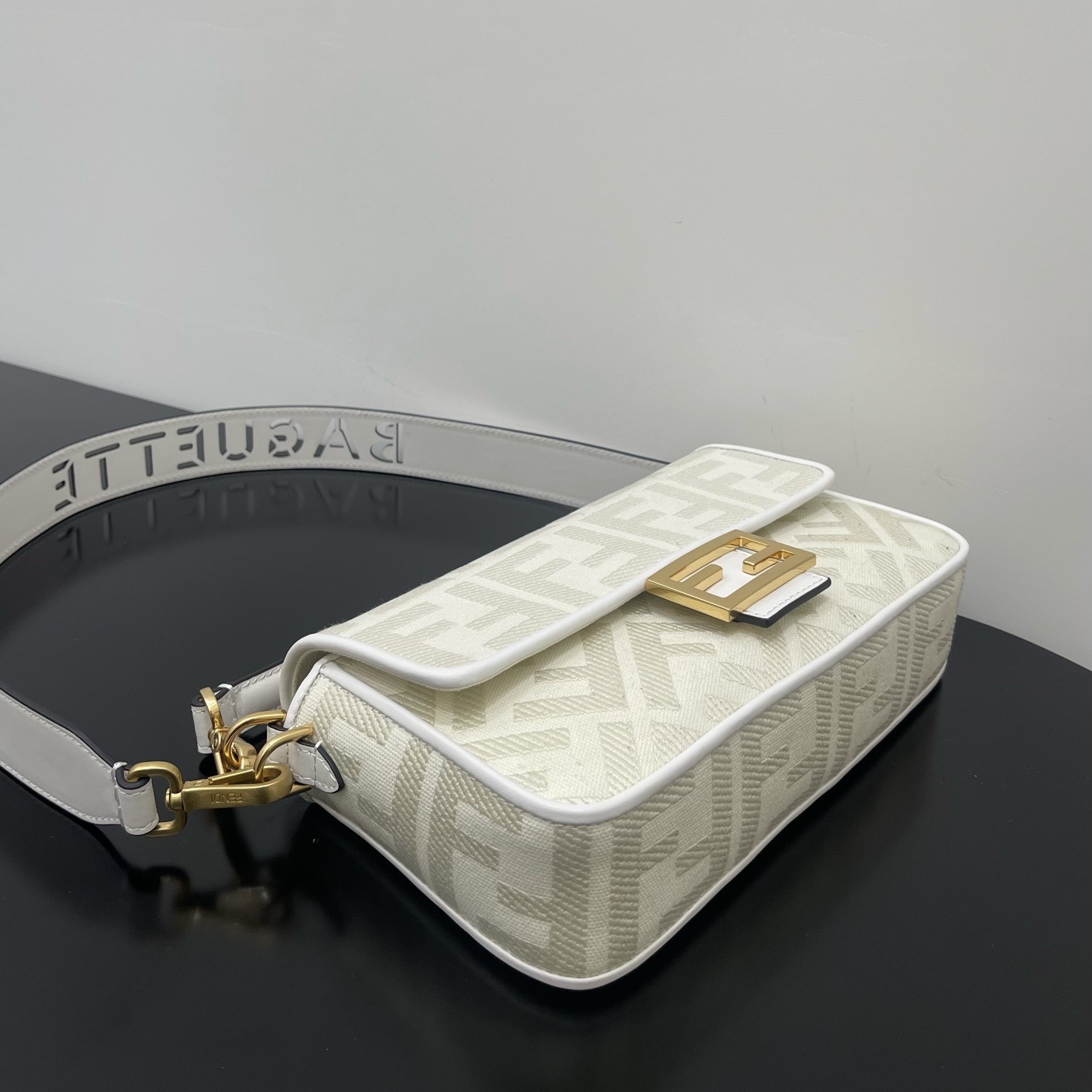 펜디 펜디 미디움 바게뜨 FF 3D 엠보스드 레플리카 3번 이미지 - Bag | 세미샵 레플리카 사이트