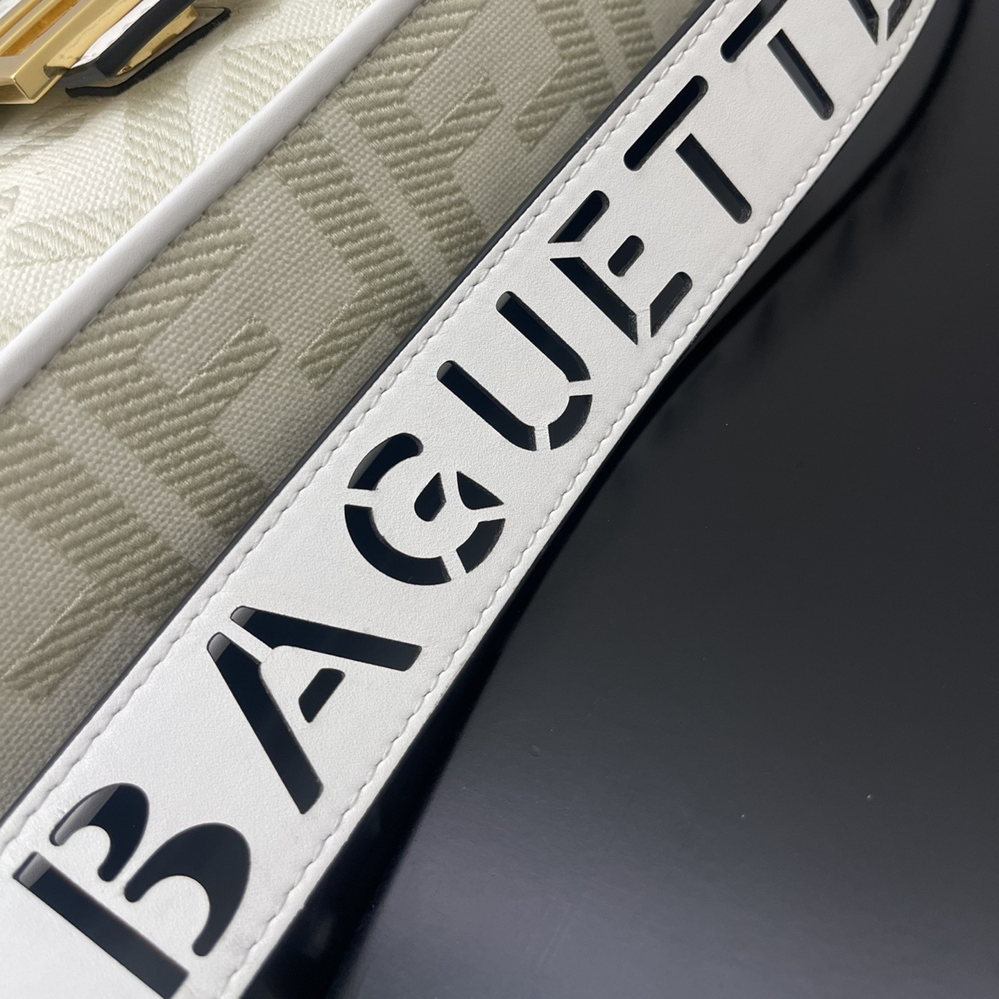 펜디 펜디 미디움 바게뜨 FF 3D 엠보스드 레플리카 5번 이미지 - Bag | 세미샵 레플리카 사이트