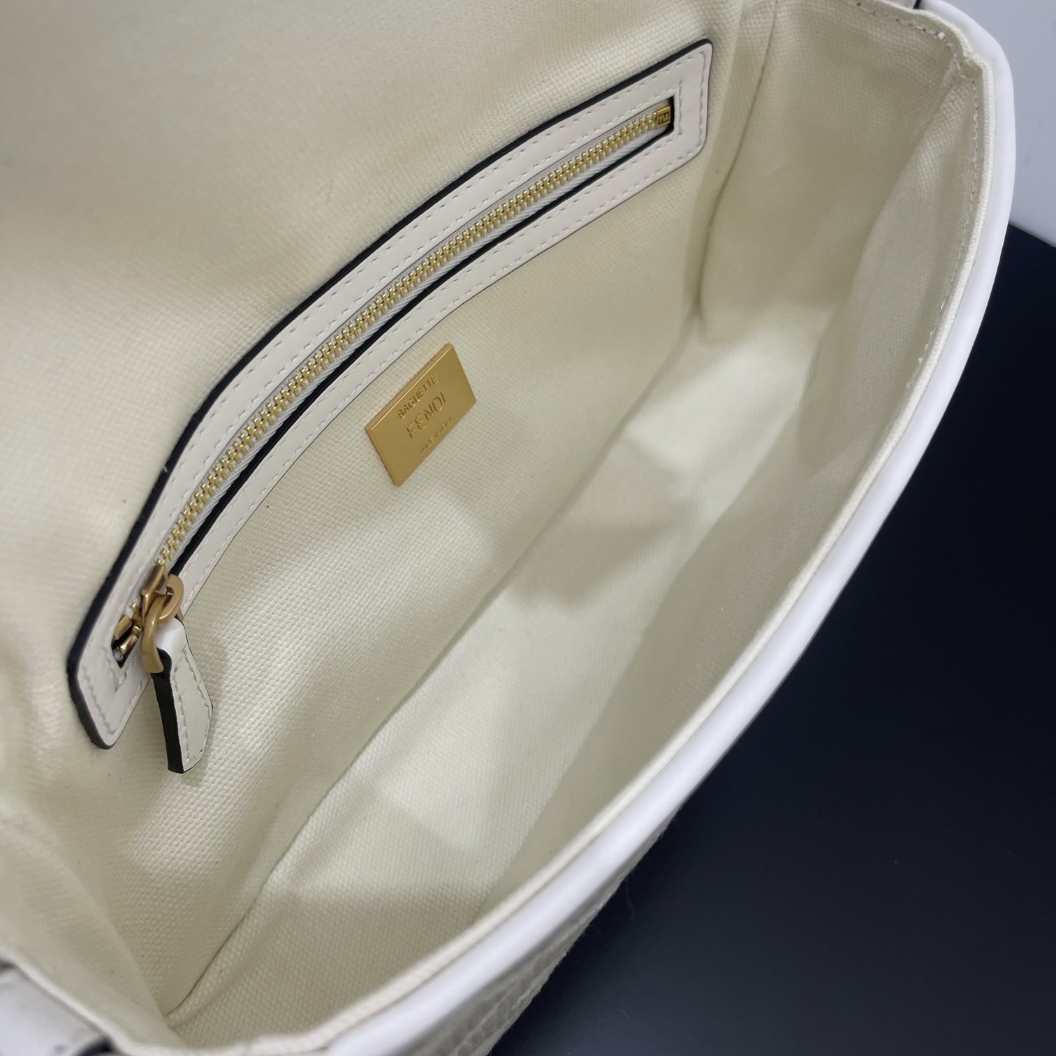 펜디 펜디 미디움 바게뜨 FF 3D 엠보스드 레플리카 6번 이미지 - Bag | 세미샵 레플리카 사이트