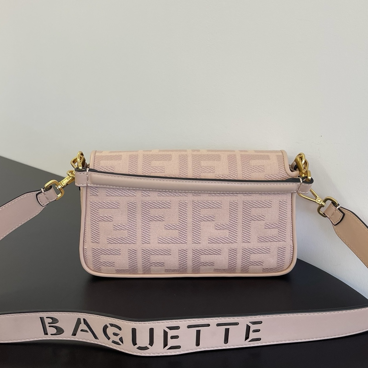 펜디 펜디 미디움 바게뜨 FF 3D 엠보스드 레플리카 2번 이미지 - Bag | 세미샵 레플리카 사이트