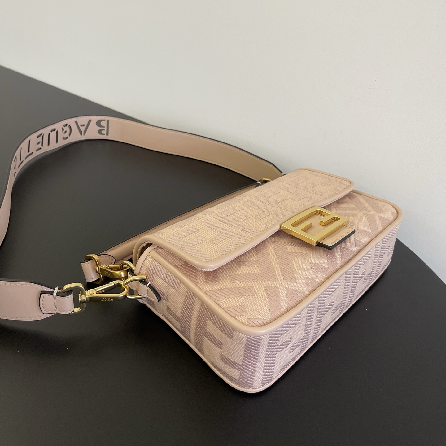 펜디 펜디 미디움 바게뜨 FF 3D 엠보스드 레플리카 3번 이미지 - Bag | 세미샵 레플리카 사이트