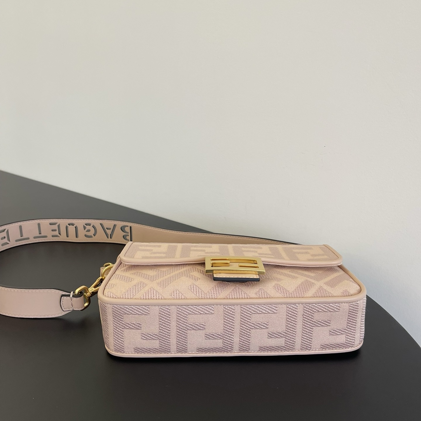 펜디 펜디 미디움 바게뜨 FF 3D 엠보스드 레플리카 4번 이미지 - Bag | 세미샵 레플리카 사이트