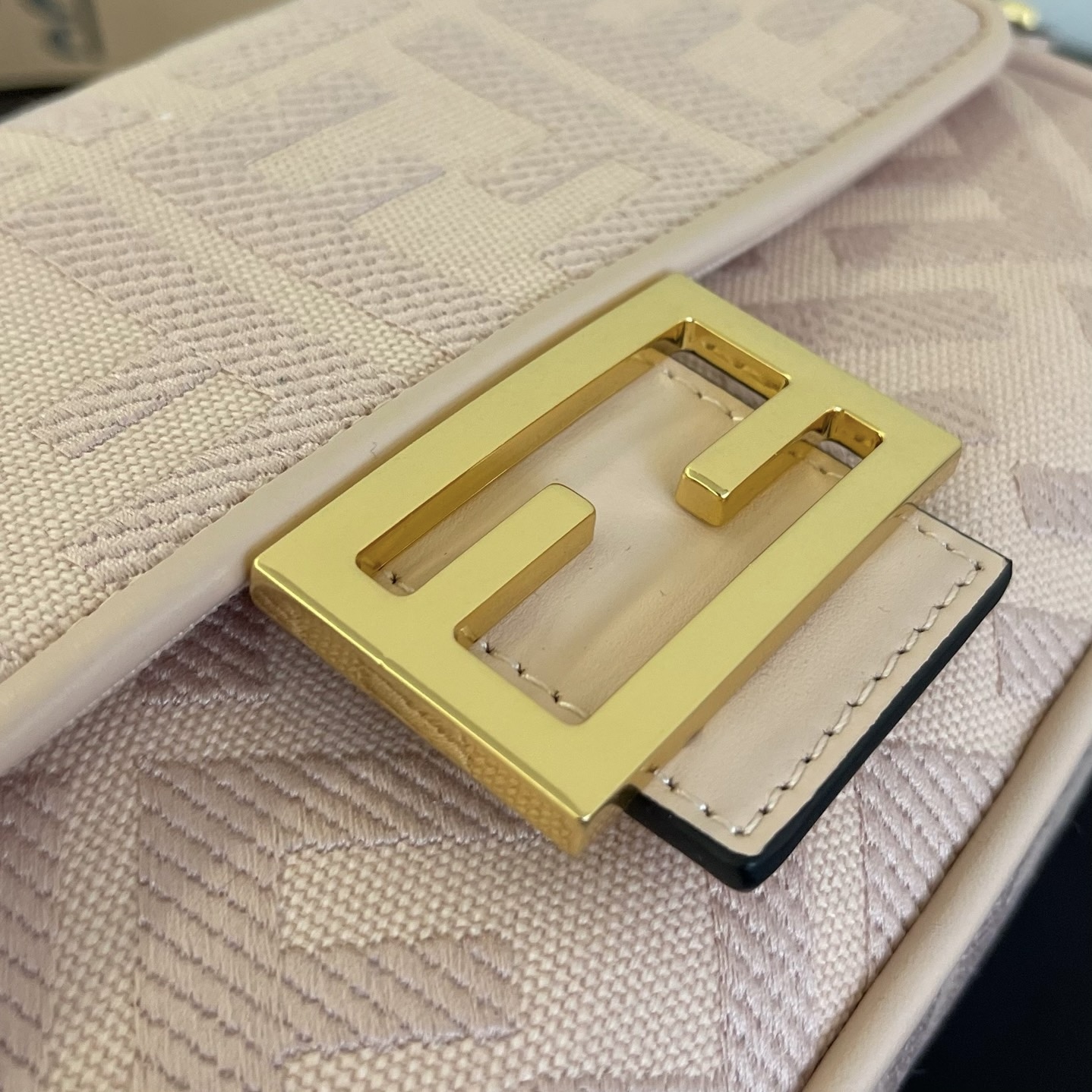 펜디 펜디 미디움 바게뜨 FF 3D 엠보스드 레플리카 5번 이미지 - Bag | 세미샵 레플리카 사이트