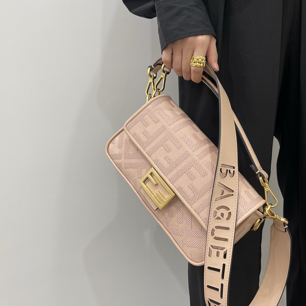 펜디 펜디 미디움 바게뜨 FF 3D 엠보스드 레플리카 8번 이미지 - Bag | 세미샵 레플리카 사이트