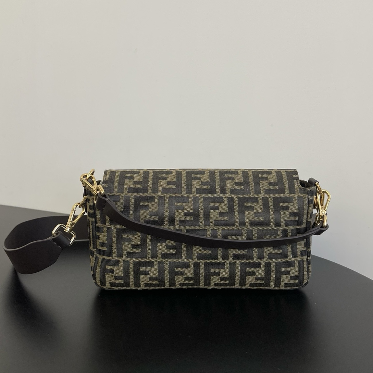 펜디 펜디 미디움 바게뜨 FF 3D 엠보스드 레플리카 2번 이미지 - Bag | 세미샵 레플리카 사이트