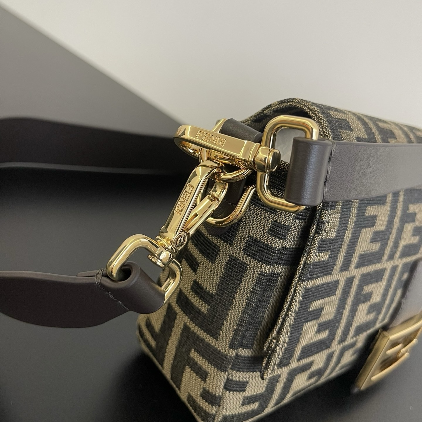 펜디 펜디 미디움 바게뜨 FF 3D 엠보스드 레플리카 3번 이미지 - Bag | 세미샵 레플리카 사이트