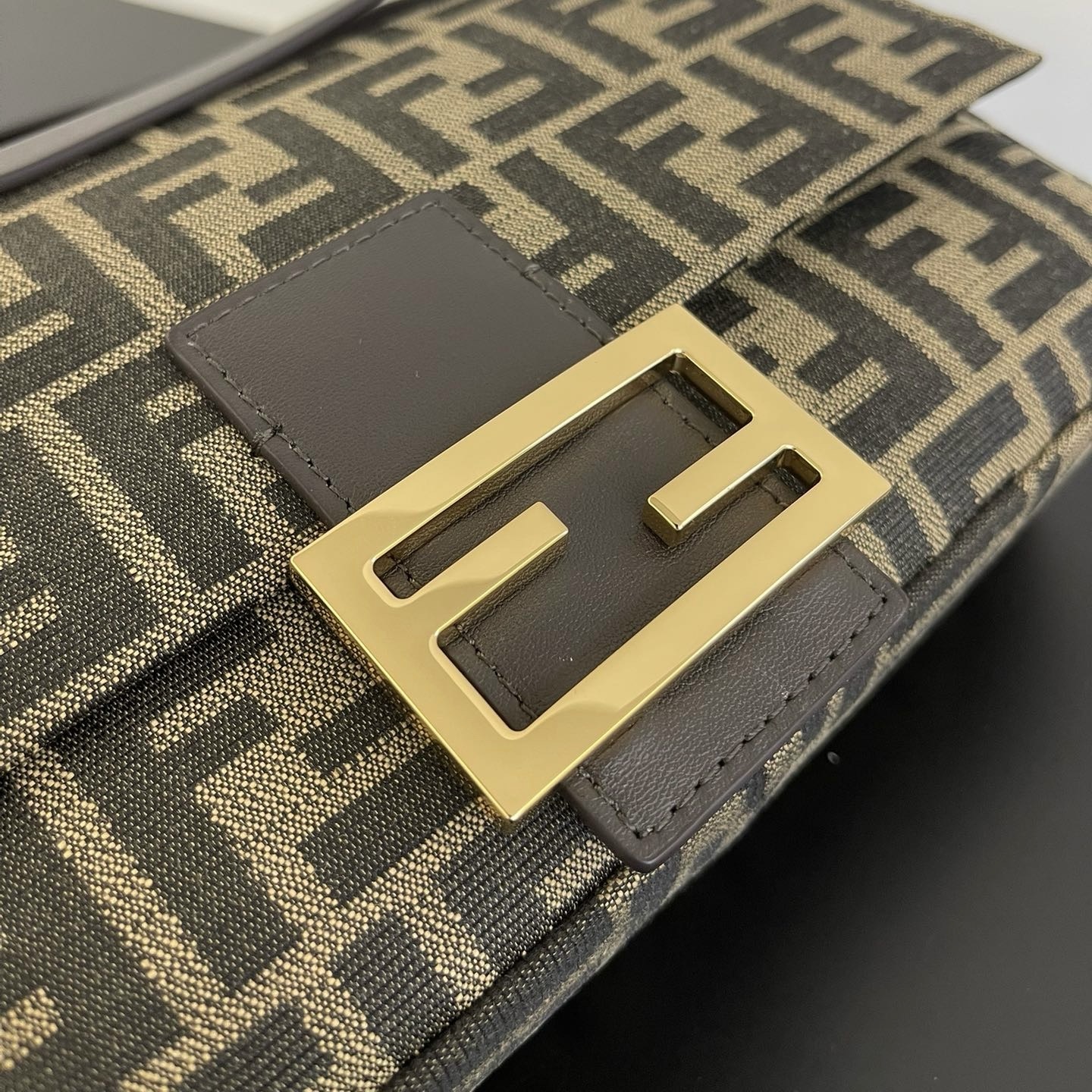 펜디 펜디 미디움 바게뜨 FF 3D 엠보스드 레플리카 5번 이미지 - Bag | 세미샵 레플리카 사이트