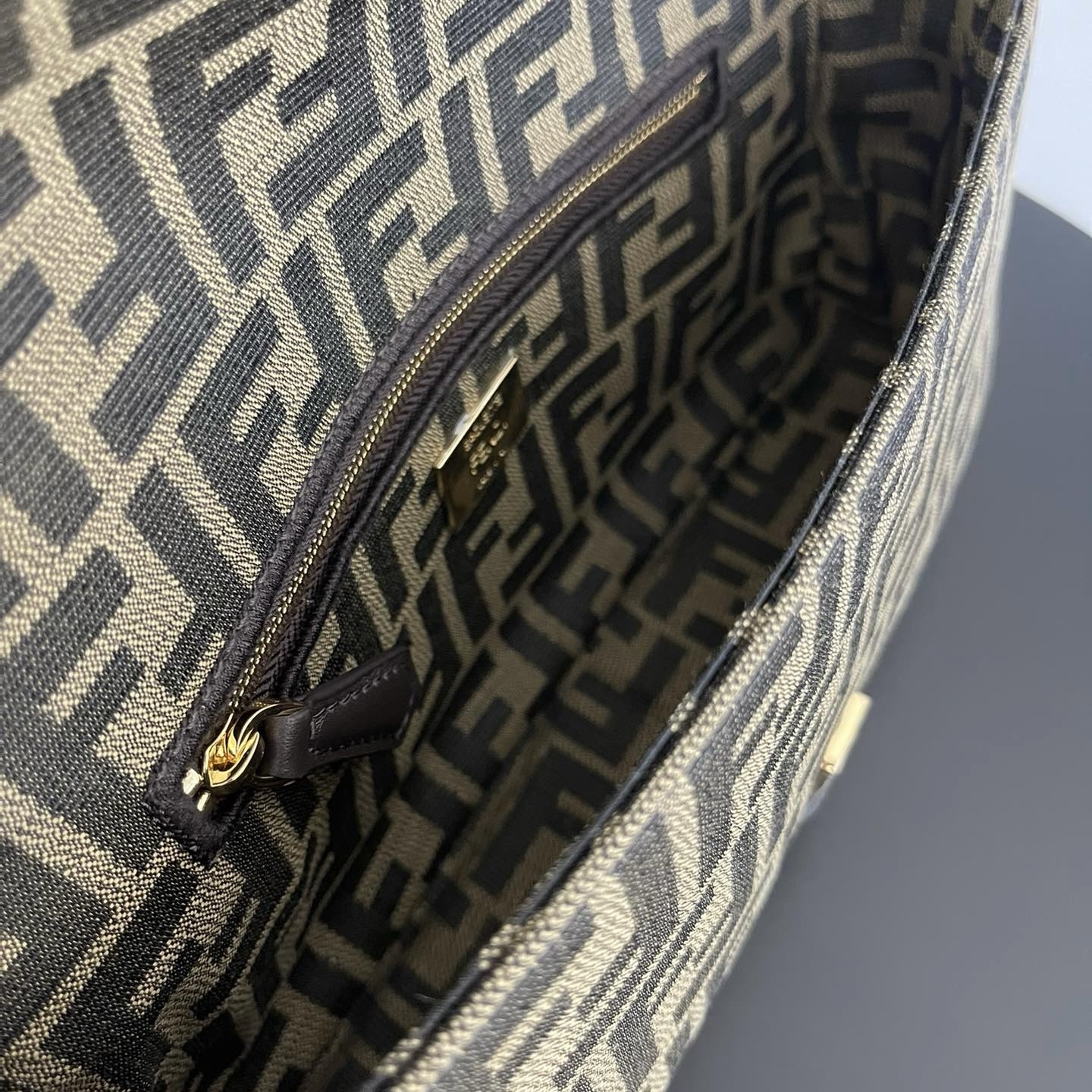 펜디 펜디 미디움 바게뜨 FF 3D 엠보스드 레플리카 6번 이미지 - Bag | 세미샵 레플리카 사이트