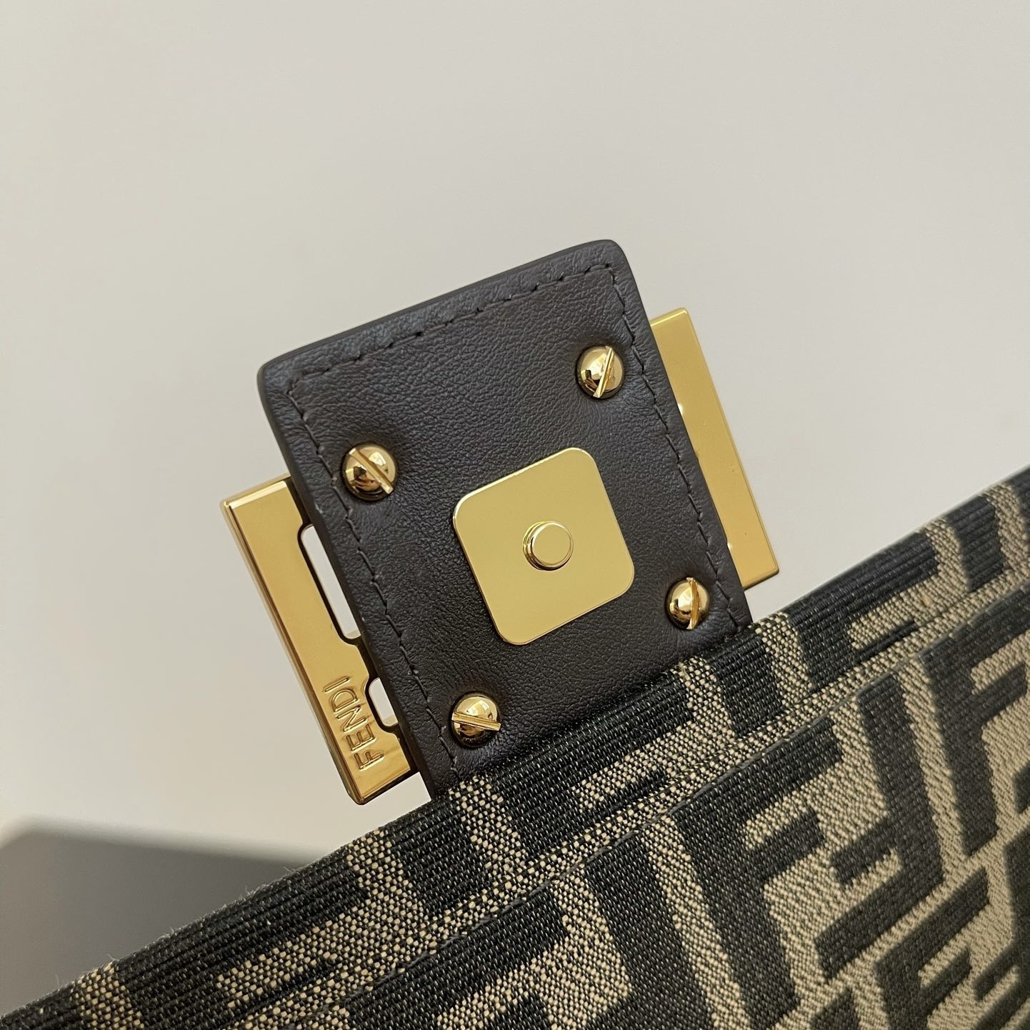 펜디 펜디 미디움 바게뜨 FF 3D 엠보스드 레플리카 7번 이미지 - Bag | 세미샵 레플리카 사이트