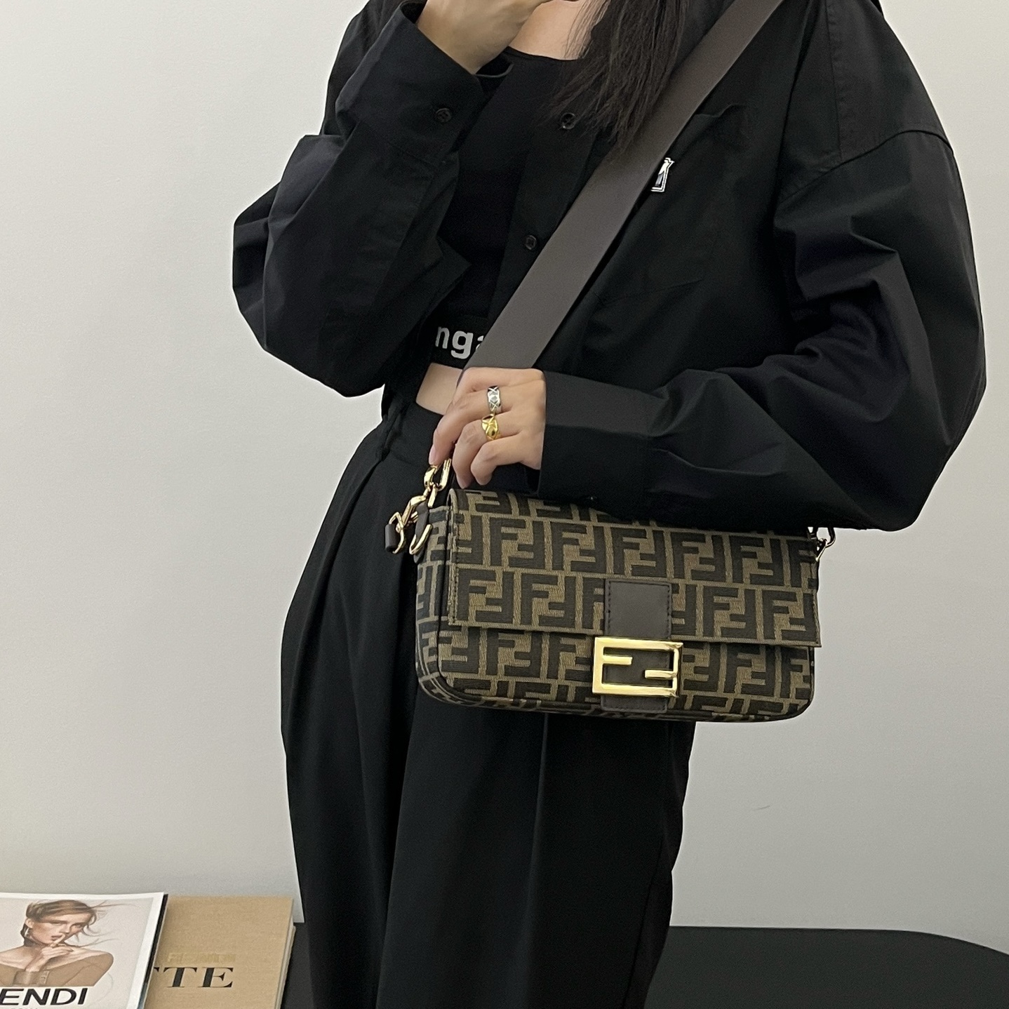 펜디 펜디 미디움 바게뜨 FF 3D 엠보스드 레플리카 8번 이미지 - Bag | 세미샵 레플리카 사이트