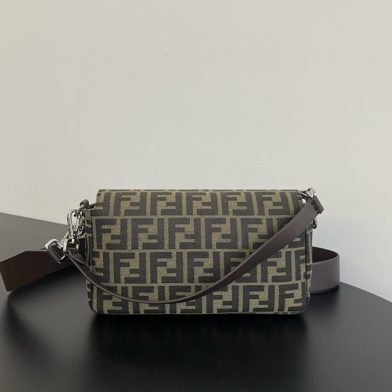 펜디 펜디 미디움 바게뜨 FF 3D 엠보스드 레플리카 2번 이미지 - Bag | 세미샵 레플리카 사이트