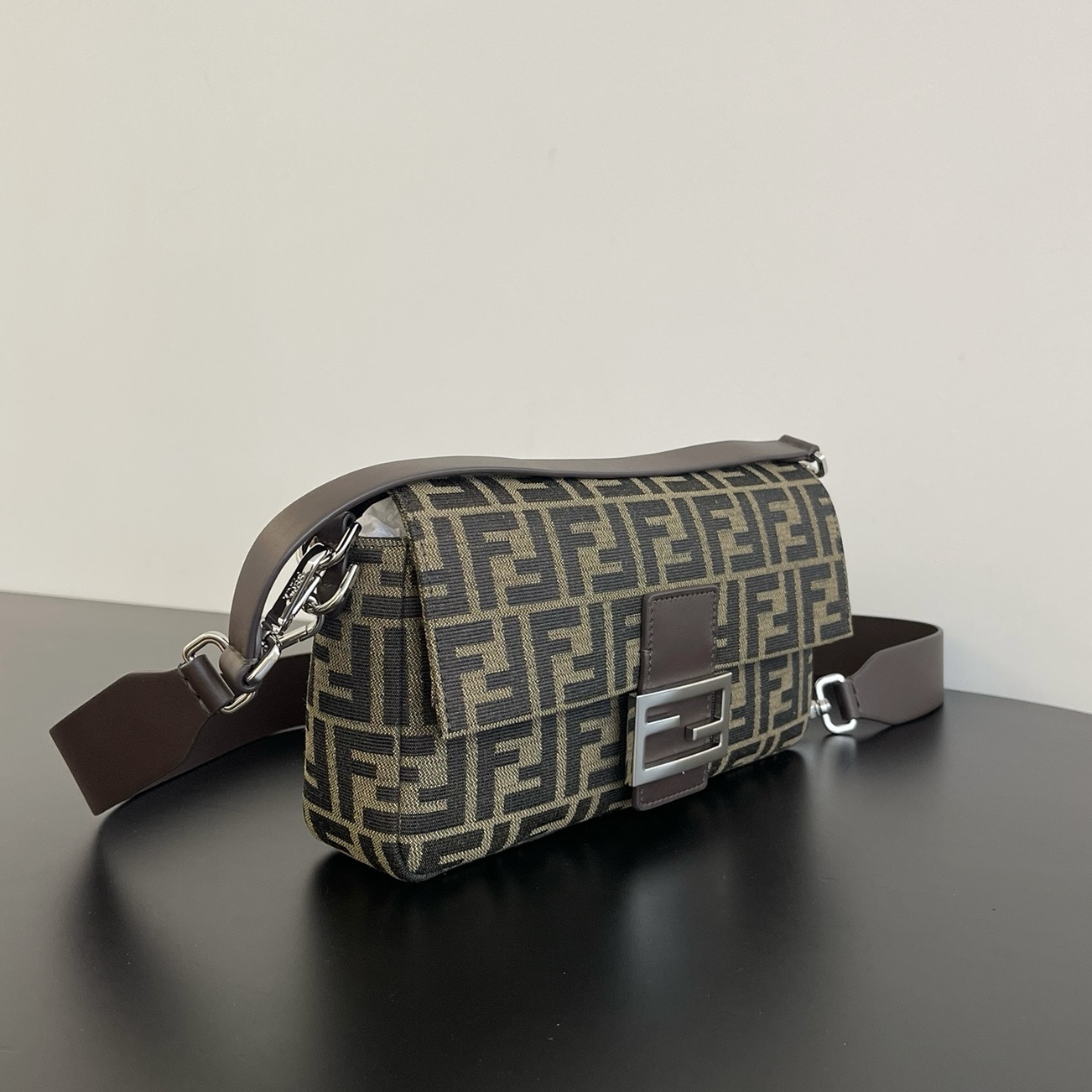 펜디 펜디 미디움 바게뜨 FF 3D 엠보스드 레플리카 3번 이미지 - Bag | 세미샵 레플리카 사이트